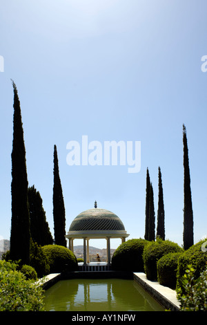 Gazebo et étang à la Concepcion Botanical Gardens Jardin Botanique La Concepción, les montagnes de Malaga, Montes de Malaga, Espagne Banque D'Images