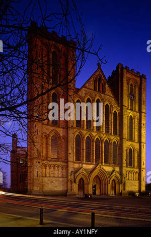 Voir la Cathédrale illuminée de Ripon, Ripon, Yorkshire du Nord Banque D'Images