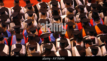 Lignes de diplômés à attendre de recevoir leurs diplômes Banque D'Images