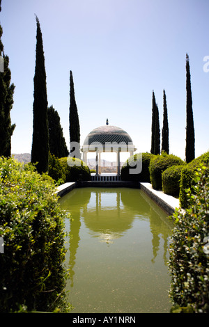 Gazebo et étang à la Concepcion Botanical Gardens Jardin Botanique La Concepción, les montagnes de Malaga, Montes de Malaga, Espagne Banque D'Images