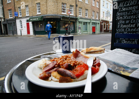 Le petit déjeuner anglais complet dans le village Deli sur Bermondsey Street, London Bridge, London Banque D'Images