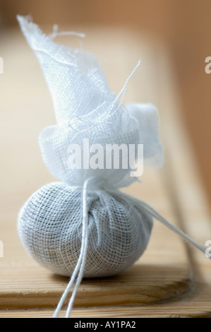 Un petit carré de mousseline nouée autour de bouquet garni herbes Banque D'Images