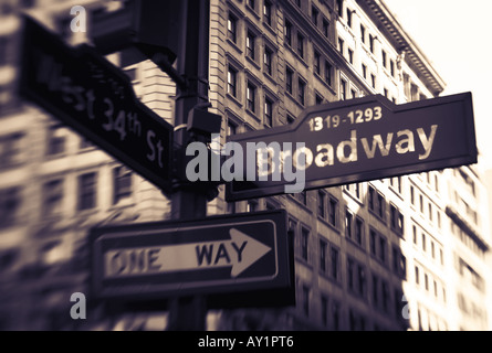 Dans un sens, West 34th Street et Broadway Street signs sur un coin de rue à Manhattan, New York, USA Banque D'Images