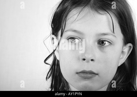 Pretty Young Girl Close Up sur fond clair Banque D'Images