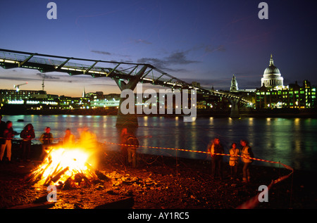 Les gens debout autour d'un feu de camp sur la rivière Thames embankment au Thames Festival à Londres ville Angleterre UK Banque D'Images