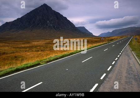 Une route menant à la montagne Buchaille Etive passé Glen Coe dans les Highlands écossais UK Banque D'Images