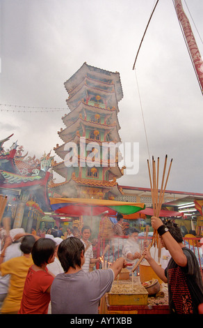 Les croyants prier à l'extérieur un Taoist temple chinois à Ampang, la Malaisie pendant les neuf dieux empereur festival Banque D'Images