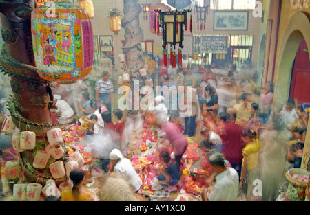 Les croyants à l'intérieur d'un priant Taoist temple chinois à Ampang, la Malaisie pendant les neuf dieux empereur festival Banque D'Images