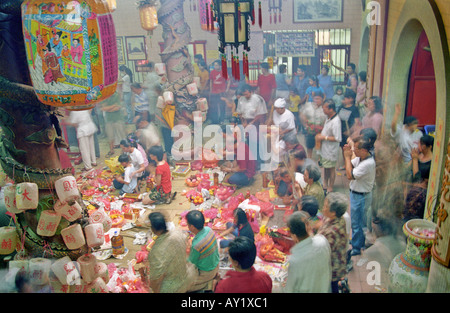 Les croyants à l'intérieur d'un priant Taoist temple chinois à Ampang, la Malaisie pendant les neuf dieux empereur festival Banque D'Images