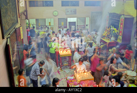 Les croyants à l'intérieur d'un priant Taoist temple chinois à Ampang, la Malaisie pendant les neuf dieux empereur festival Banque D'Images