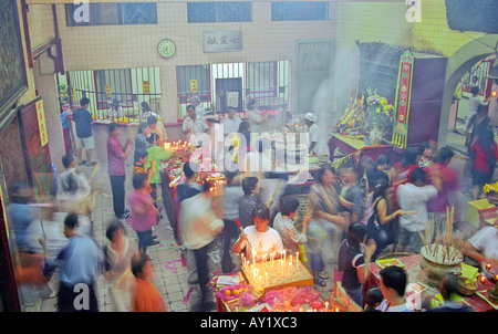 Les croyants à l'intérieur d'un priant Taoist temple chinois à Ampang, la Malaisie pendant les neuf dieux empereur festival Banque D'Images