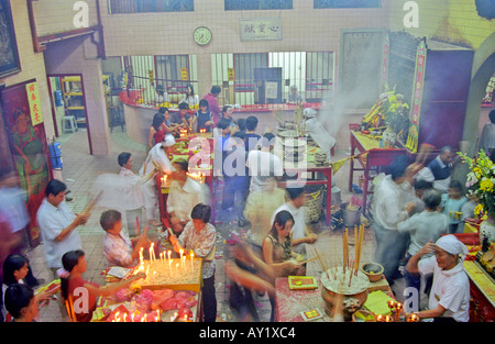 Les croyants à l'intérieur d'un priant Taoist temple chinois à Ampang, la Malaisie pendant les neuf dieux empereur festival Banque D'Images