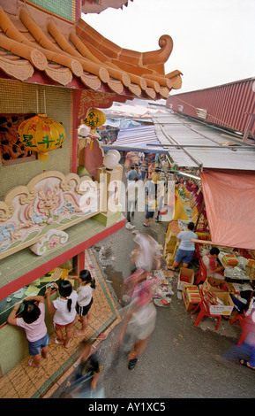 L'achat de trois enfants et d'autres matériaux josticks prier dans un temple à Ampang, la Malaisie pendant les neuf dieux empereur festival Banque D'Images