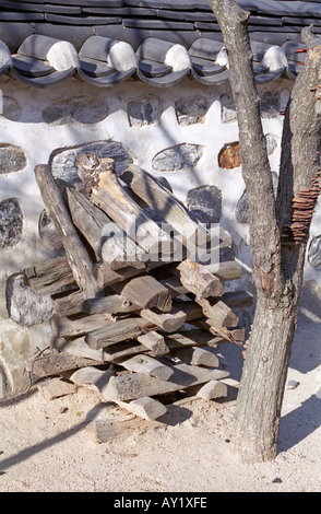 Bois de chauffage empilé par village traditionnel de la ville de Séoul en Corée du Sud Banque D'Images