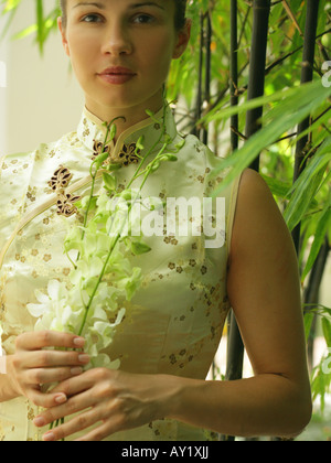 Portrait of a young woman holding Flowers (Orchidée) Banque D'Images