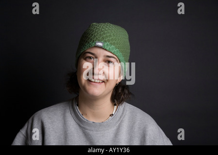 Smiling woman wearing green tricoter en jersey cap Banque D'Images