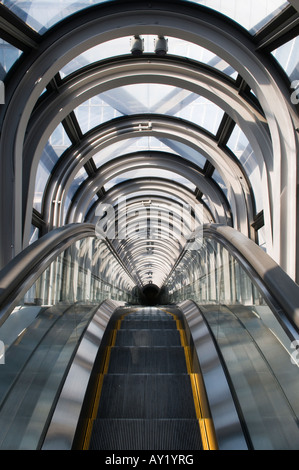 "Verre encastrés escalator au ciel Umeda Osaka Japon.' Banque D'Images