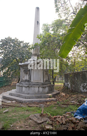 Le trou noir en grande partie oublié monument, dévoilé par Lord Curzon,se trouve dans un cimetière St Johns dans le centre de Calcutta. Banque D'Images