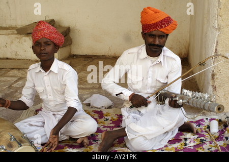 Musiciens dans le turban Meherangarh Fort à Jodhpur, Rajasthan, Inde. Banque D'Images