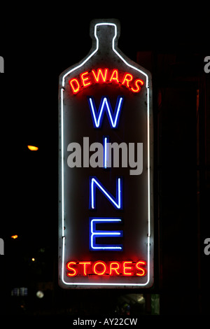 Une forme de bouteille neon light sign annonce un magasin de vin à Bangalore, Inde. Ces magasins vendent divers types d'alcool. Banque D'Images