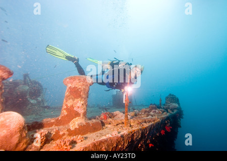 Un plongeur inspecte le SS Thistlegorm dans le Nord de la mer Rouge, Egypte Photo par Adam Butler Banque D'Images