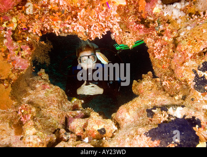 Un plongeur, Louisa Butler nage passé un écart dans le corail en mer Rouge Egypte Photo par Adam Butler Banque D'Images