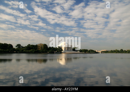 Le Thomas Jefferson Memorial, Washington DC vue de l'ensemble du bassin de marée. Banque D'Images