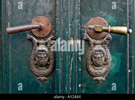 Vue rapprochée de très vieilles poignées de porte. Vienne, Autriche Banque D'Images