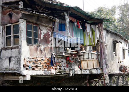 Côté Canal House avec séchage de vêtements à l'extérieur à Suzhou, Chine Banque D'Images