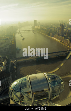 La Tamise et le pont de Westminster à Londres vu de l'Oeil de Londres à l'automne soleil avec Southwark Bridge dans la distance Banque D'Images