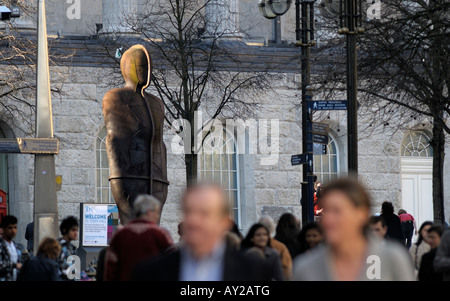 Anthony Gormley s statue controversée l'homme de fer se dresse à l'extrémité inférieure de la Place Victoria près de Pinfold Street à Birmingham Ci Banque D'Images