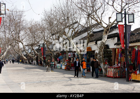 Rue de boutiques pour touristes à l'entrée de l'Humble Jardin les administrateurs à Suzhou, Chine Banque D'Images