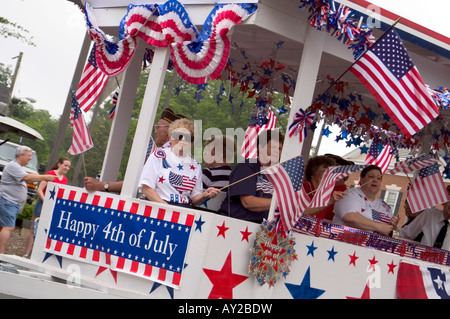 4 juillet Jour de l'indépendance char à Marietta, en Géorgie avec les gens agitaient des drapeaux américains Banque D'Images