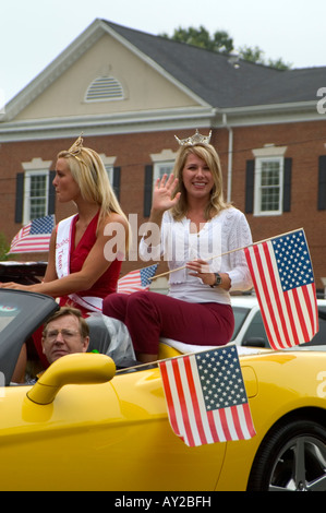 Deux reines de beauté assis dans une voiture de la capote en agitant un 4 juillet Indépendance Day Parade à Marietta, Géorgie Banque D'Images