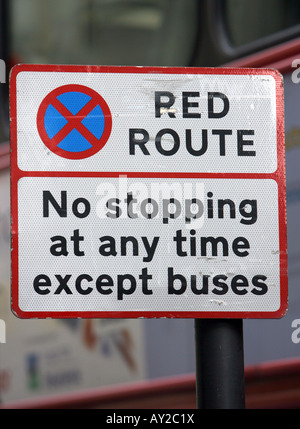 Les signaux de signalisation routière à Londres UK Red Route pas d'arrêter à tout moment sauf les autobus Banque D'Images