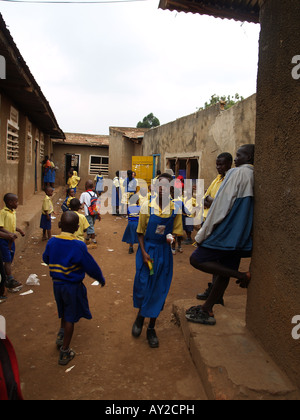 Couloir d'école avec des enfants qui jouent. Kampala Ouganda Afrique de l'Est Banque D'Images