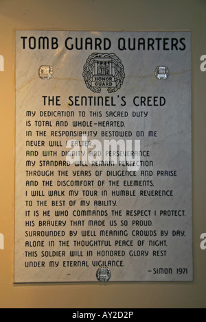 Le Sentinel's Creed, à l'affiche dans le Tombeau Guard quarts près du tombeau de l'inconnu, le Cimetière National d'Arlington. Banque D'Images