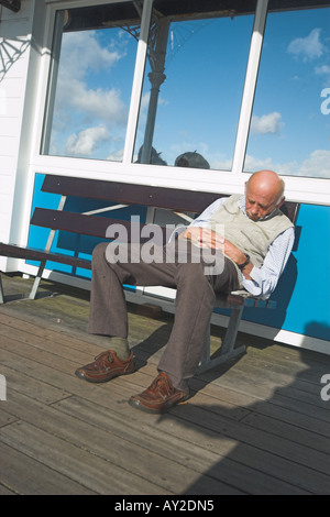 Vieil homme endormi sur le banc de la grande jetée weston super mare Angleterre Angleterre UNION EUROPÉENNE Europe Banque D'Images