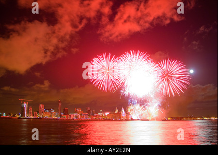 800e anniversaire d'artifice Liverpools Célébration de l'autre côté de la Rivière Mersey Banque D'Images