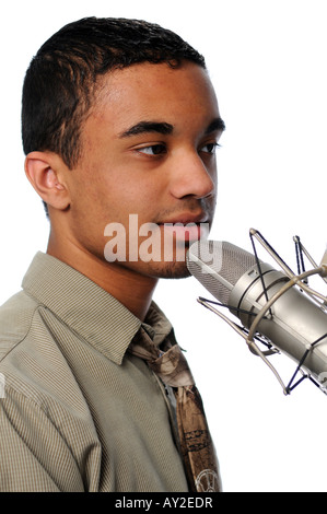 Jeune chanteuse à l'aide d'un microphone vintage Banque D'Images