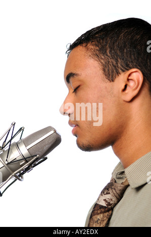 Jeune homme chant dans un microphone vintage Banque D'Images