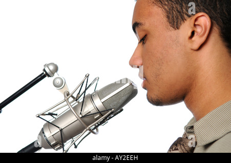 Jeune homme chant dans un microphone vintage Banque D'Images