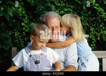 Grand-père , SENIOR CITIZEN, petits-enfants, petit garçon et fille, jardin, été, FRANCE, EUROPE, Banque D'Images