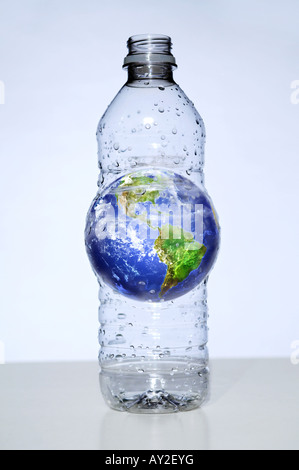 Bouteille d'eau en plastique avec à l'intérieur de la terre surdimensionnée Banque D'Images