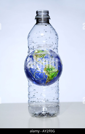 Bouteille d'eau en plastique avec des terre coincé avec logo de recyclage Banque D'Images