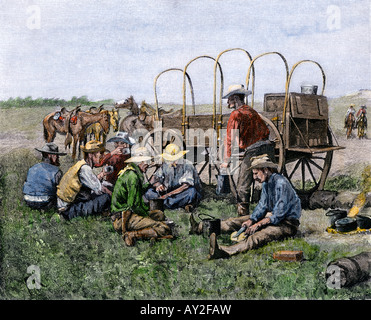 Chuck wagon servant cowboys leur repas de midi des années 1800. À la main, gravure sur bois, d'une illustration Frederic Remington Banque D'Images