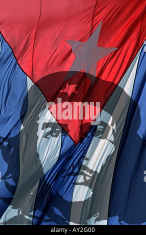 Rouge Blanc et bleu coloré détail du drapeau national cubain avec Che Guevara recouvrit une icône mondiale CUBA Banque D'Images