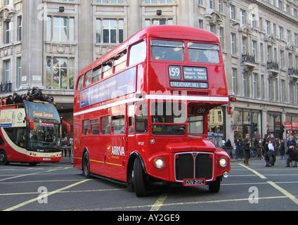 Le dernier bus de Londres Routemaster RM2217 à Oxford Circus sur la route 159 Banque D'Images