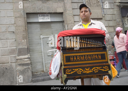 El Nivel cantina la plus ancienne dans la ville de Mexico a fermé il s portes. Un orgue de barbarie joue à l'extérieur du bar Banque D'Images