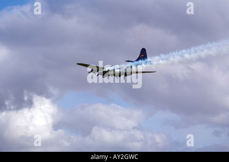 B17 Flying Fortress Sally B avec traces de fumée pour simuler le fonctionnement d'un moteur en feu Banque D'Images